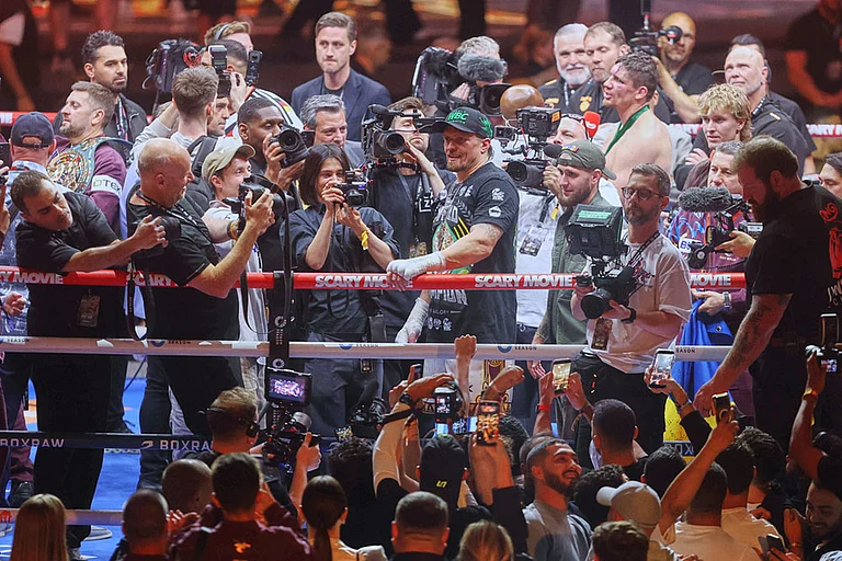 Oleksandr Usyk, center right, celebrates after winning his boxing match against Rico Verhoeven during the WBC World Heavyweight Championship "Glory in Giza" at the site of the Pyramids of Giza, in Giza, Egypt. - | Photo: AP
