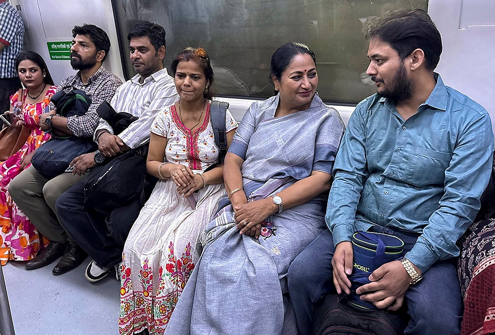 Rekha Gupta travels in metro