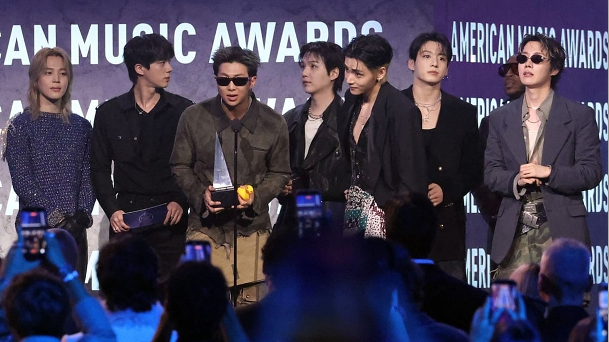 BTS Wins Artist of the Year  - X