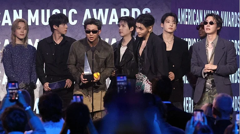 BTS Wins Artist of the Year - X