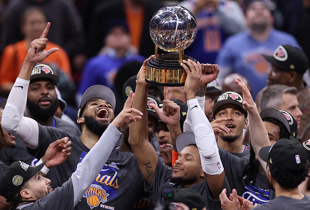 The New York Knicks hold the Eastern Conference Championship trophy after Game 4 in the Eastern Conference finals NBA basketball playoffs series against the Cleveland Cavaliers in Cleveland. - | Photo: AP/Tim Phillis