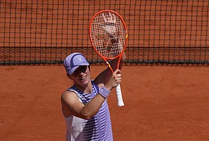 | Photo: AP/Thibault Camus : Iga Swiatek of Poland celebrates winning against Emerson Jones of Australia during their first round women's singles tennis match at the French Open tennis tournament in Paris.