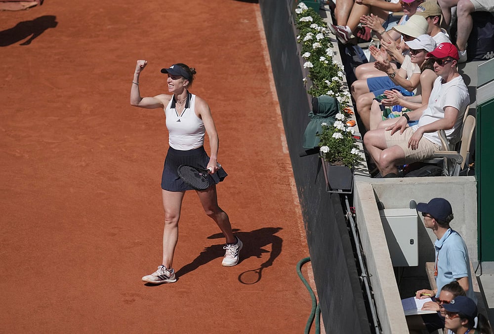 Elina Svitolina of Ukraine reacts as she plays against Anna Bondar of Hungary during their first round women's singles tennis match at the French Open tennis tournament in Paris. - | Photo: AP/Christophe Ena