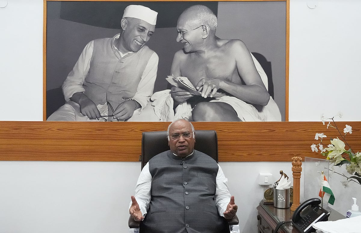 Congress President Mallikarjun Kharge attacks the Modi government over persistently high petrol and diesel prices despite a sharp fall in global crude oil rates - Photo by Tribhuvan Tiwari