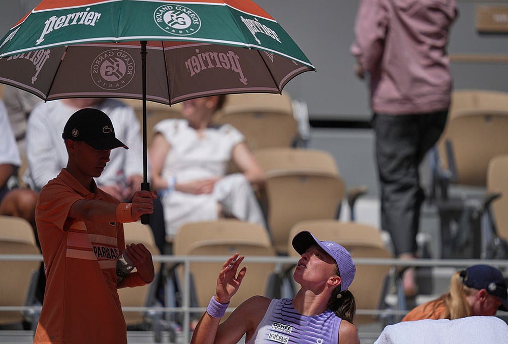 Iga Swiatek vs Emerson Jones french open tennis photos