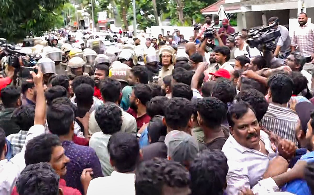 CPI(M) Finds Rallying Point In ED Raid - null
