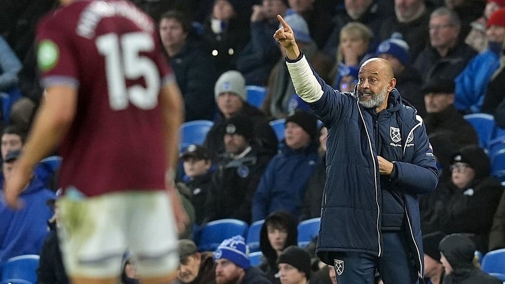 West Ham United manager Nuno Espirito Santo gestures during the English Premier League soccer match between Brighton and Hove Albion v West Ham United, in Brighton, England. - | Photo: Gareth Fuller/PA via AP