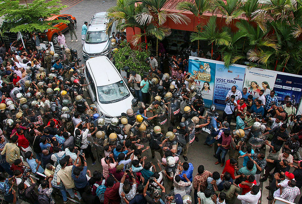 LDF activists attack the vehicle carrying Enforcement Directorate (ED) officials after ED conducted a raid at former Kerala Chief Minister Pinarayi Vijayan’s residence as part of its investigation in the CMRL money laundering case, in Thiruvananthapuram. - | Photo: PTI