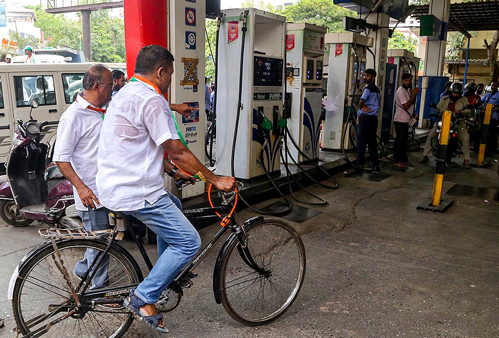 Congress workers protest against rising fuel prices in Thane