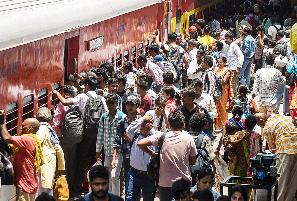 People return home on the eve of Bakri Eid
