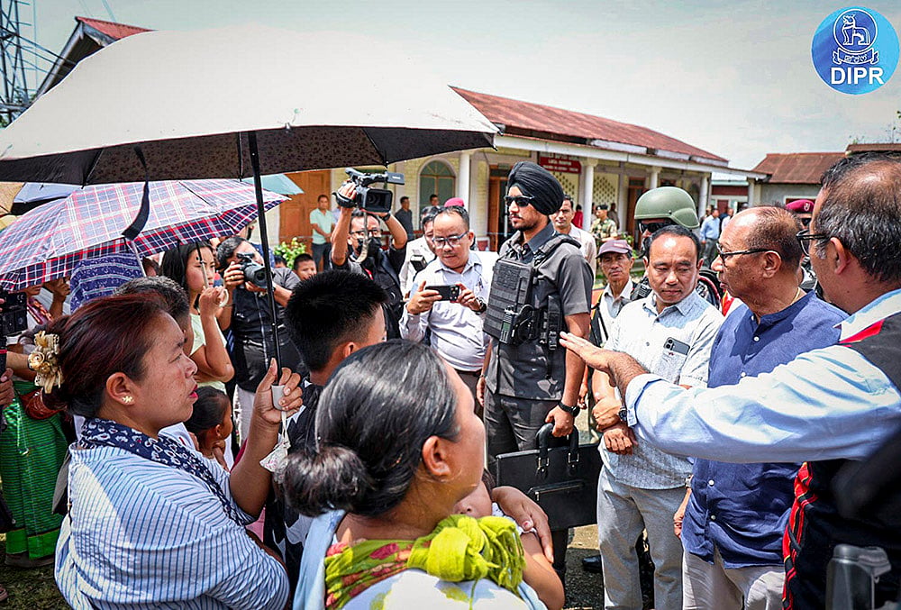 Manipur CM meets displaced persons in Kangpokpi
