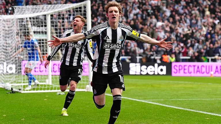 Newcastle United's Anthony Gordon celebrates scoring their side's first goal of the game during the Premier League match between Newcastle and Sunderland outside St James' Park, Newcastle upon Tyne, England. - | Photo: Owen Humphreys/PA via AP