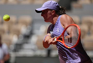 | Photo: AP/Thibault Camus : Iga Swiatek of Poland returns to Sara Bejlek of the Czech Republic during their second round women's singles tennis match at the French Open tennis tournament in Paris.
