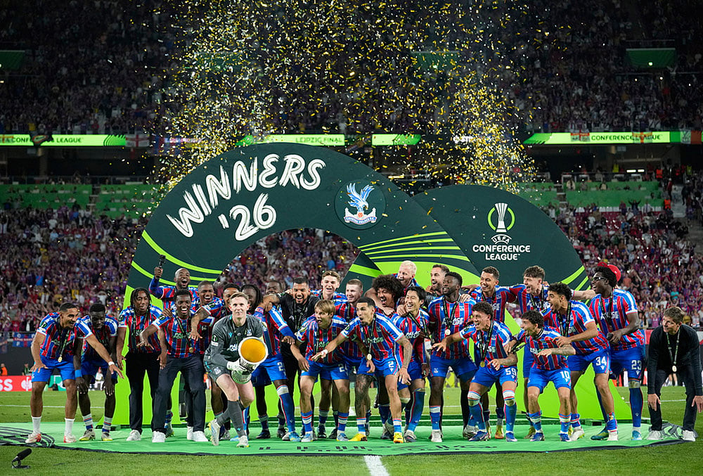 Crystal Palace players celebrate with a trophy after the Europa Conference League final soccer match between Crystal Palace and Rayo Vallecano in Leipzig, Germany. - | Photo: AP/Ebrahim Noroozi