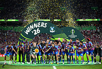 | Photo: AP/Ebrahim Noroozi : Crystal Palace players celebrate with a trophy after the Europa Conference League final soccer match between Crystal Palace and Rayo Vallecano in Leipzig, Germany.