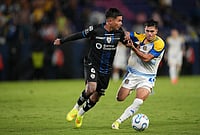 | Photo: AP/Dolores Ochoa : Jordy Alcivar of Ecuador's Independiente del Valle, left, and Giovanni Cantizano of Argentina's Rosario Central fight for the ball during a Copa Libertadores Group H soccer match in Quito, Ecuador.