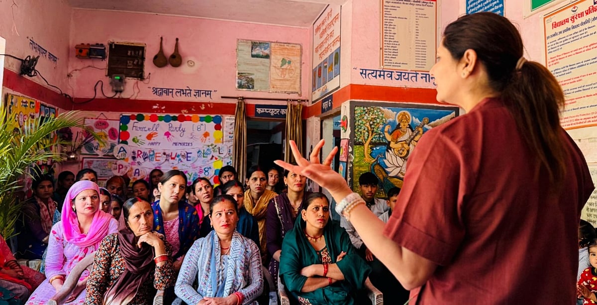 Nutritionist Smriti Batta addressing the women