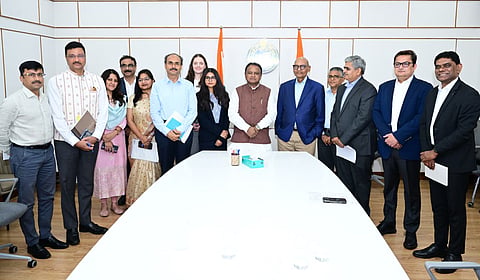 Chief Minister Shri Mohan Charan Majhi with Shri Hemant Sharma, Additional Chief Secretary (Industries); Shri Saswat Mishra, Additional Chief Secretary to the Chief Minister; Dr Arabinda Padhee, Additional Chief Secretary (Revenue); along with senior officials from the Vedanta Group.