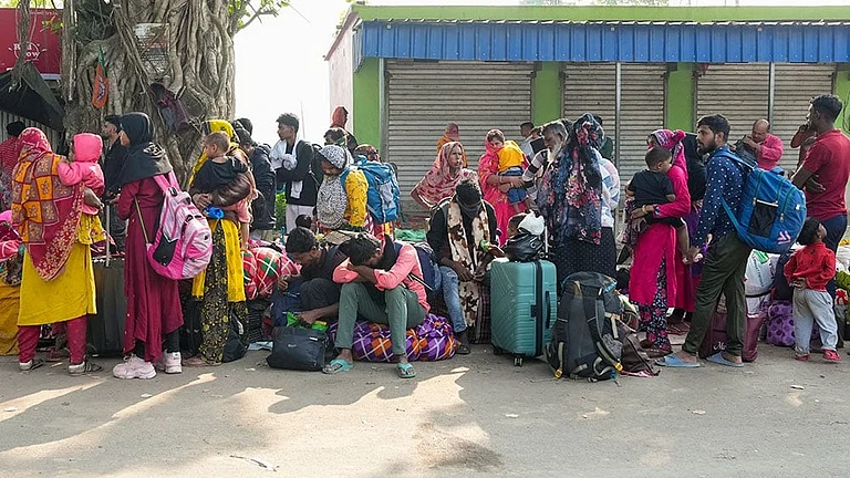 Crackdown Triggers Rush Towards Bengal Border as Bangladeshis Recount Entry Routes - | Photo: PTI/Swapan Mahapatra