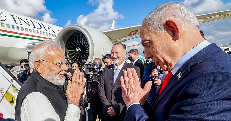 The Congress on Friday accused Prime Minister Narendra Modi of demonstrating