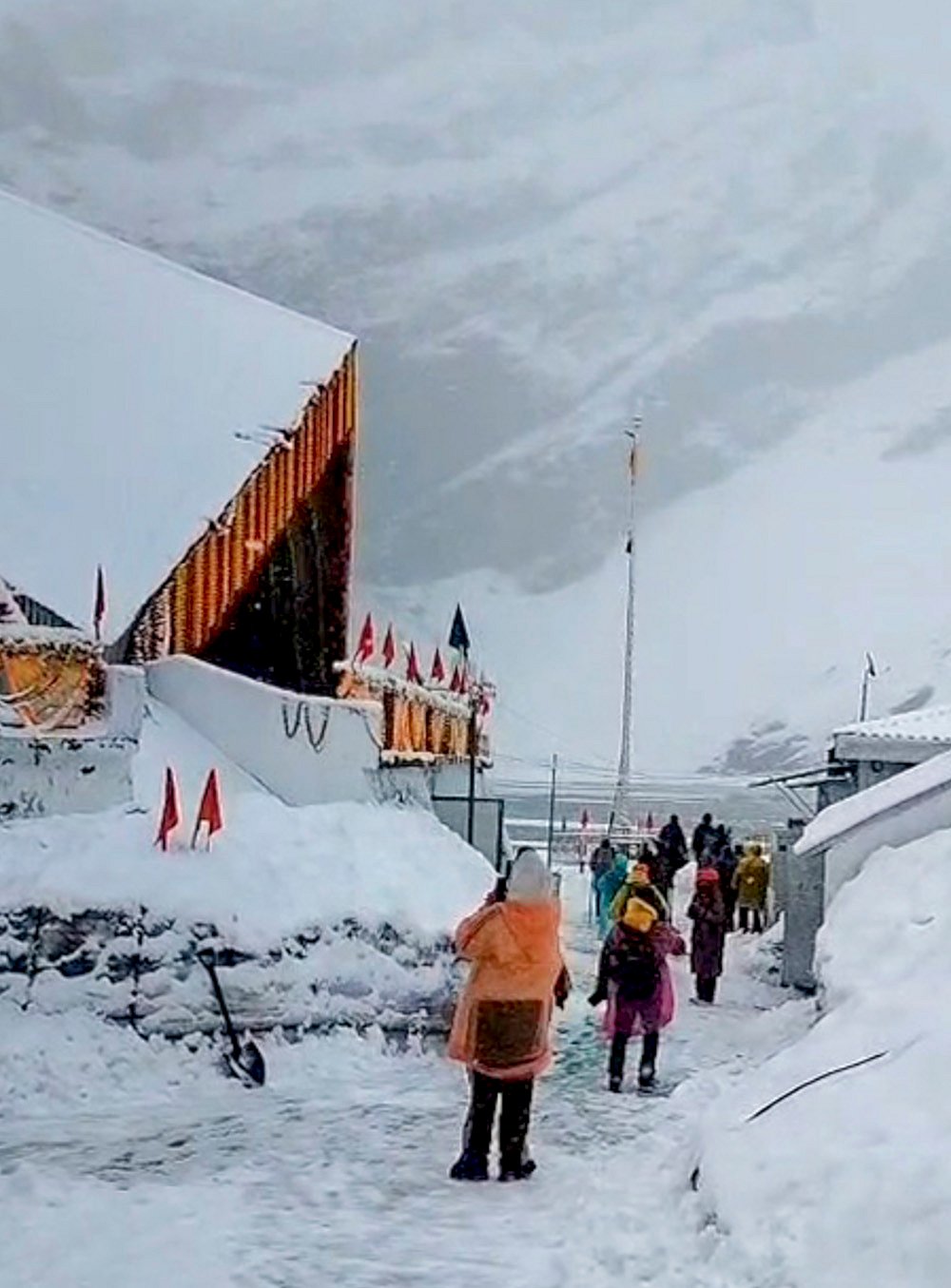 Gurdwara Hemkund Sahib receives fresh snowfall