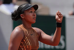 | Photo: AP/Thibault Camus : Naomi Osaka of Japan celebrates winning the third round women's singles tennis match against against Iva Jovic of the U.S. at the French Open tennis tournament in Paris.