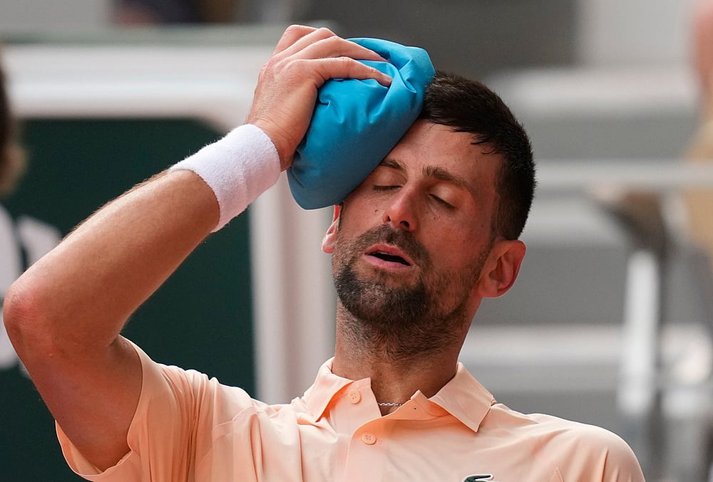 Novak Djokovic of Serbia cools himself during a break of the third round men's singles tennis match against Joao Fonseca of Brazil at the French Open tennis tournament in Paris. - | Photo: AP/Christophe Ena