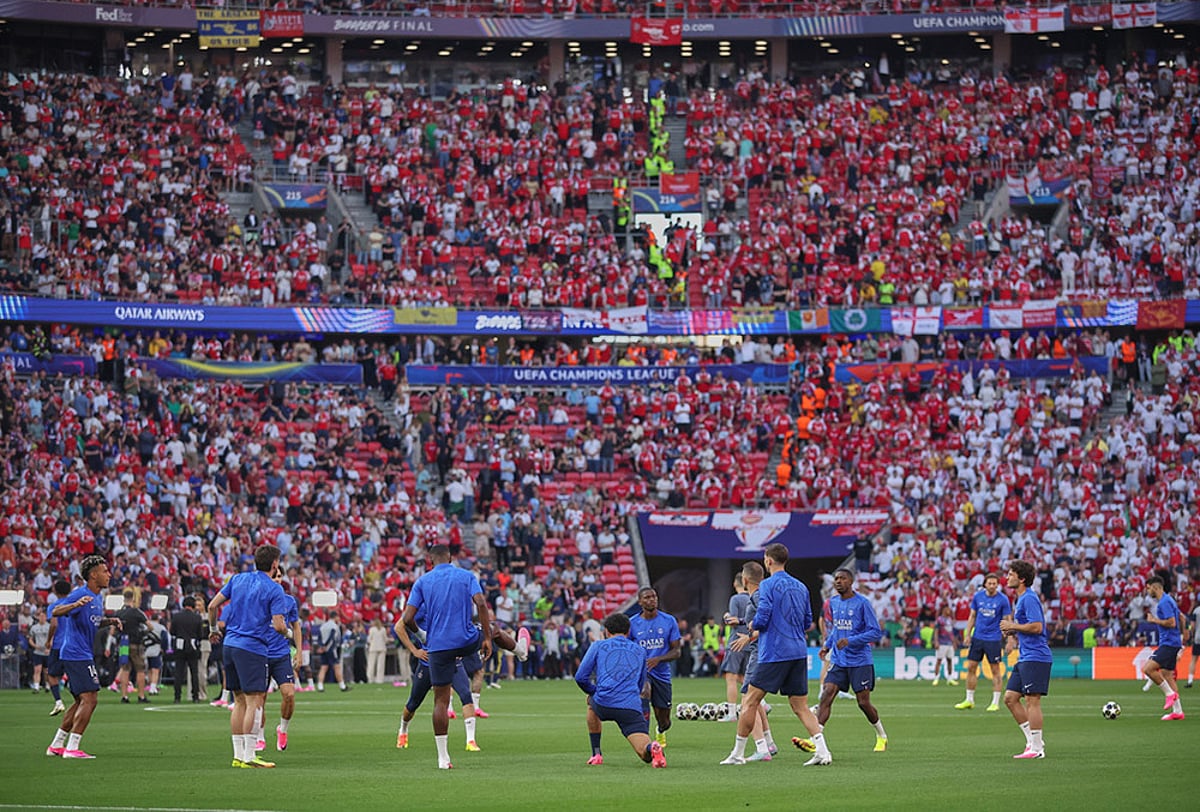 PSG vs Arsenal UEFA Champions League final Puskás Aréna photos
