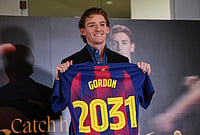 Barcelona Unveil Anthony Gordon: England Winger Steals The Camp Nou Presentation With Flawless Spanish | Photo: AP/Joan Mateu : Barcelona new signing soccer player Anthony Gordon poses with his jersey during his official presentation in Barcelona, Spain.