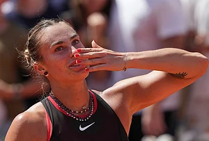 | Photo: AP/Thibault Camus : Aryna Sabalenka of Belarus celebrates winning the third round women's singles tennis match against Daria Kasatkina of Australia at the French Open tennis tournament in Paris.