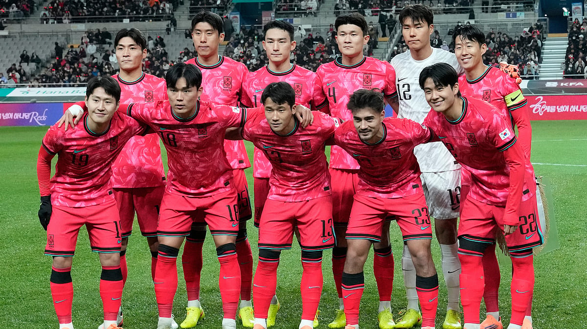 South Korea players pose for a team photo prior to the start of the international friendly soccer match between South Korea and Ghana in Seoul, South Korea. - AP Photo