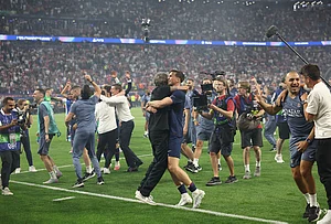 | Photo: AP/Armin Durgut : PSG celebrates after winning the Champions League final soccer match against Arsenal in Budapest, Hungary.