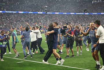 | Photo: AP/Armin Durgut : PSG celebrates after winning the Champions League final soccer match against Arsenal in Budapest, Hungary.