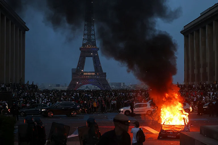 A car burns as PSG supporters celebrate in Paris, Saturday, May 30, 2026 after the Champions League final soccer match between Paris Saint-Germain and Arsenal that's being played in Budapest. PSG won the game. - | Photo: AP/Thomas Padilla