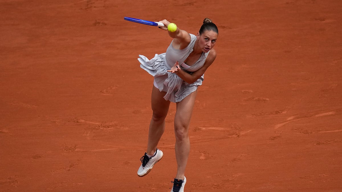 Ukraine's Marta Kostyuk serves to Poland's Iga Swiatek during the fourth-round tennis match at the French Open in Paris, Sunday, May 31, 2026. - (AP Photo/Christophe Ena)