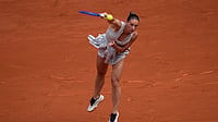 (AP Photo/Christophe Ena) : Ukraine's Marta Kostyuk serves to Poland's Iga Swiatek during the fourth-round tennis match at the French Open in Paris, Sunday, May 31, 2026.