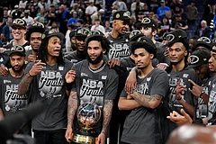 San Antonio Spurs' Jordan McLaughlin, left, Devin Vassell, second from left, Julian Champagnie, center, Dylan Harper, second from right, and Stephon Castle, right, celebrate after Game 7 of the Western Conference finals of the NBA basketball playoffs series win against the Oklahoma City Thunder in Oklahoma City. - | Photo: AP/Tony Gutierrez