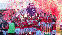 | Photo: AP/Kin Cheung : Arsenal players celebrate their Premier League title with the trophy after the English Premier League soccer match between Crystal Palace and Arsenal in London, England.
