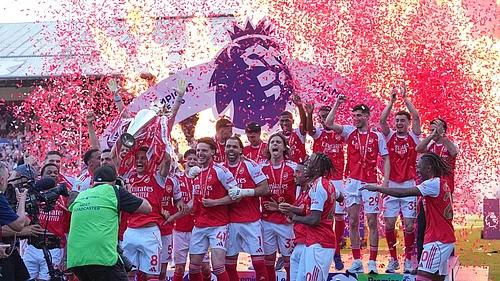 | Photo: AP/Kin Cheung : Arsenal players celebrate their Premier League title with the trophy after the English Premier League soccer match between Crystal Palace and Arsenal in London, England.