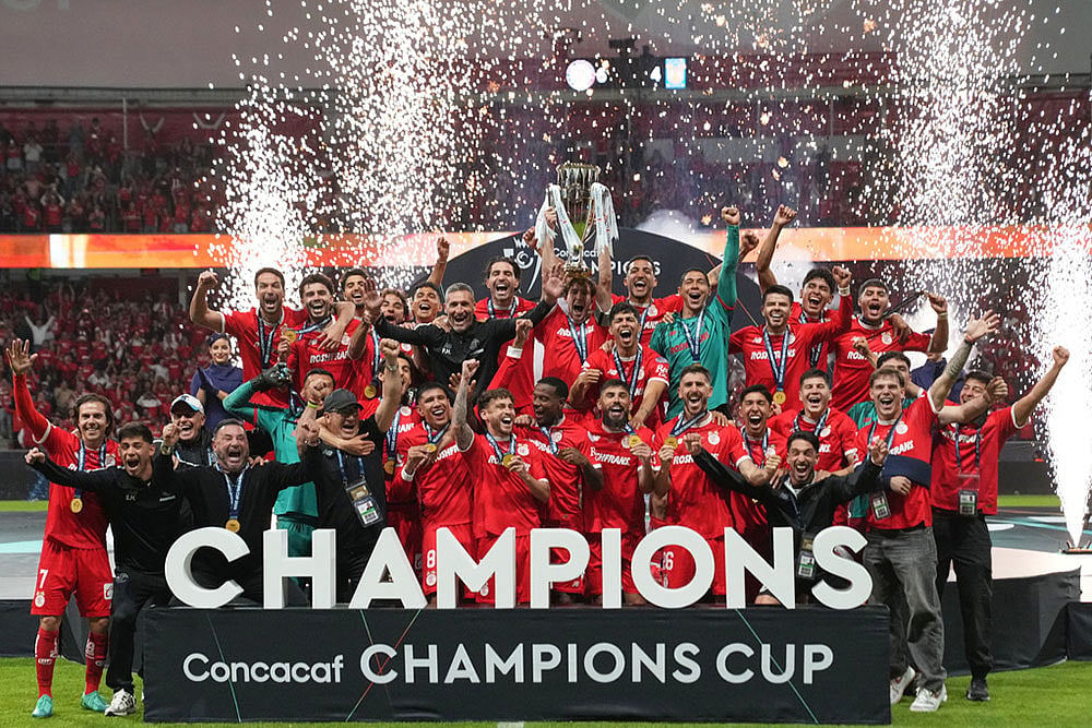 Toluca's Marcel Ruiz lifts the trophy after beating Tigres during the CONCACAF Champions Cup final soccer match in Toluca, Mexico, Saturday, May 30, 2026. () - | Photo: AP/Fernando Llano
