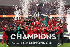 | Photo: AP/Fernando Llano : Toluca's Marcel Ruiz lifts the trophy after beating Tigres during the CONCACAF Champions Cup final soccer match in Toluca, Mexico, Saturday, May 30, 2026. ()