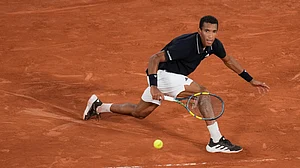 | Photo: AP/Christophe Ena : Felix Auger-Aliassime of Canada returns to Brandon Nakashima of the U.S. during their third round men’s singles tennis match at the French Open tennis tournament in Paris, Saturday, May 30, 2026.