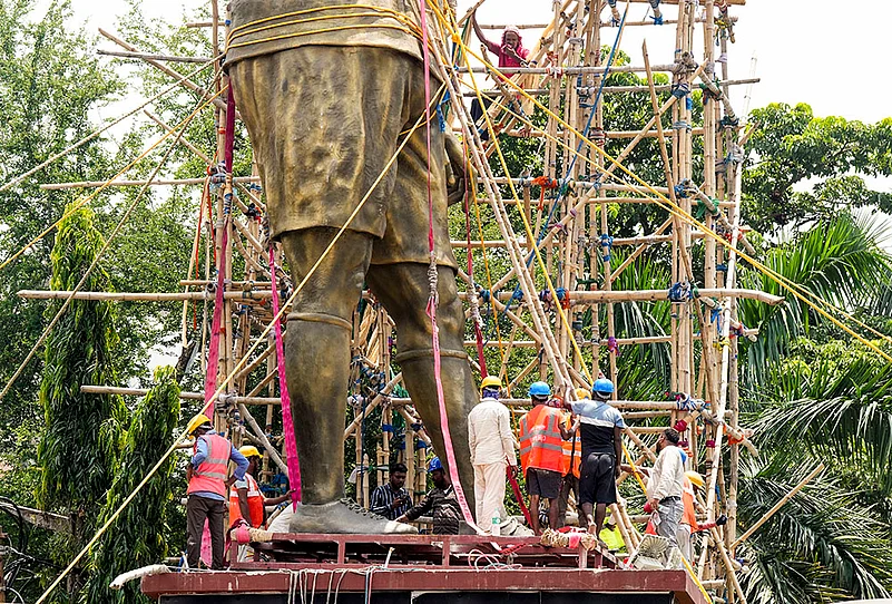 Workers dismantle Messis statue