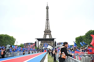 | Photo: AP/Emma Da Silva : Security and fans wait for PSG's players to arrive and celebrate, the day after winning the Champions League title, at the Eiffel Tower, in Paris.