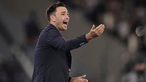| Photo: AP/Bruna Prado : Coach Davide Ancelotti of Brazil’s Botafogo directs his players during a Copa Libertadores round of sixteen first leg soccer match against Ecuador’s Liga Deportiva Universitaria at Nilton Santos stadium in Rio de Janeiro, Aug. 14, 2025.