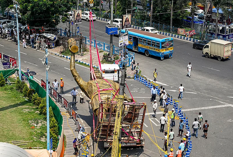 Workers remove Messis statue