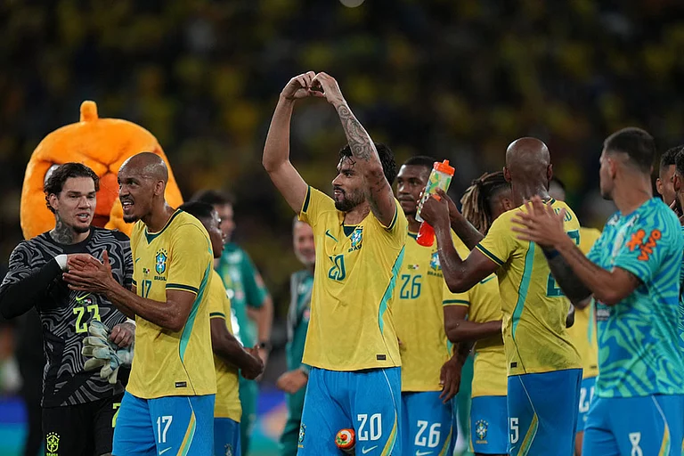 Brazil's Lucas Paqueta, center and teammates celebrate their team's 6-2 victory over Panama at the end of a friendly soccer match in Rio de Janeiro. - | Photo: AP/Silvia Izquierdo