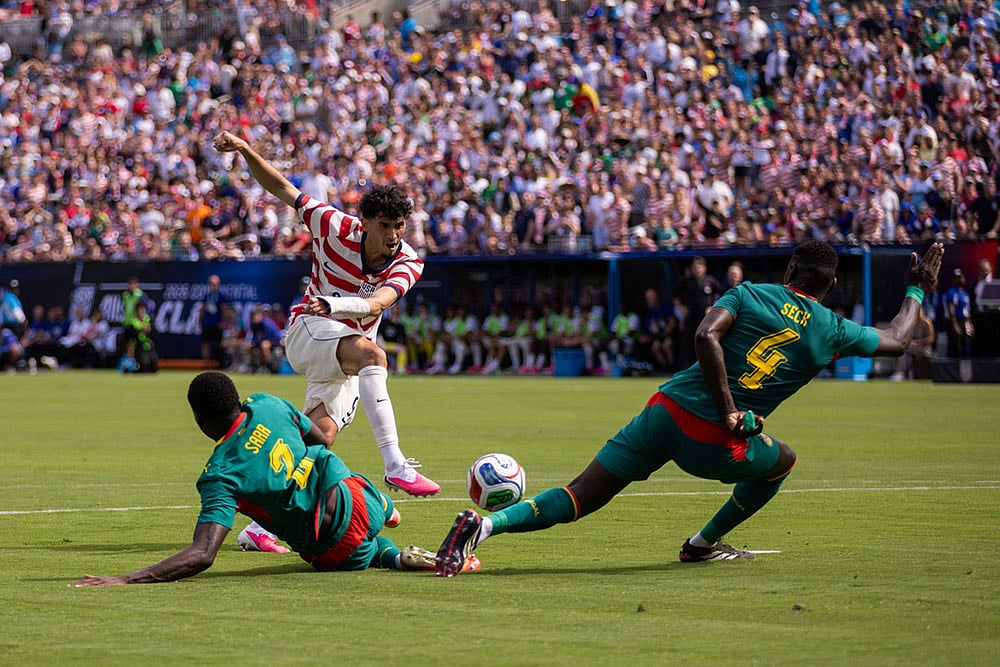 United States forward Ricardo Pepi, top left, has a shot blocked by Senegal defender Abdoulaye Seck (4) during the first half of an international friendly soccer match  in Charlotte, N.C. - | Photo: AP/Scott Kinser
