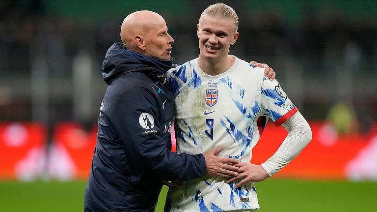 Norway’s Erling Haaland, right, and head coach Stale Solbakken celebrate after the 2026 World Cup Group I qualifier soccer match between Italy and Norway in Milan, Italy, Sunday, Nov. 16, 2025. - | Photo: AP/Luca Bruno
