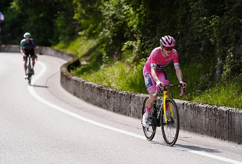 Giro dItalia cycling race 20th stage highlights- Jonas Vingegaard